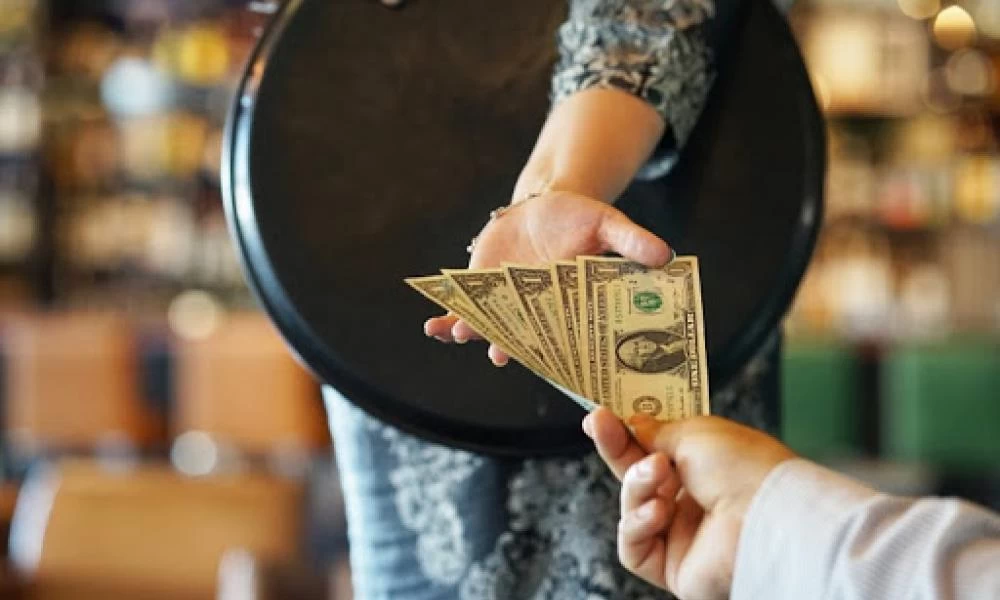 ΗΠΑ: Σερβιτόρα μοιράστηκε με τους συναδέλφους της το φιλοδώρημά της